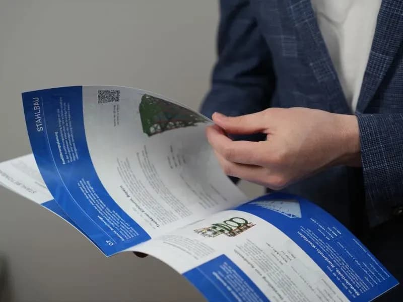 Warum wir unsere Broschüre auch in Papierform anbieten – nicht nur digital!